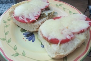 tomato pesto cheese sandwich
